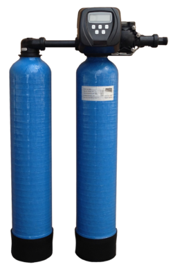 Enthärtungsanlage mit Zentralsteuerventil bestehend aus zwei Enthärtungsbehältern, die mit Ionenaustauschermaterial gefüllt sind