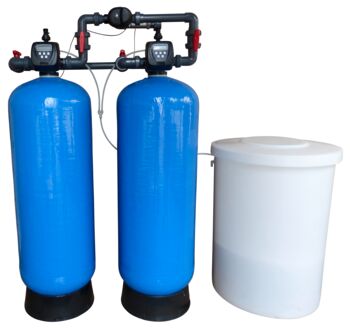 Enthärtungsanlage mit Zentralsteuerventil bestehend aus zwei Enthärtungsbehältern, die mit Ionenaustauschermaterial gefüllt sind