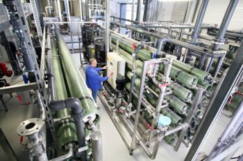 Reinst­wasser­anlage. Um Reinstwasser herzustellen wird in der Regel das Verfahren der Umkehrosmose mit einem weiteren Verfahren kombiniert