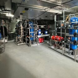 Gesamtanlage mit zentralem Elektroschaltschrank