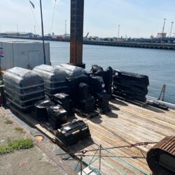 Verladung der Anlagenkomponenten auf ein Transportschiff im Hafen Rostock