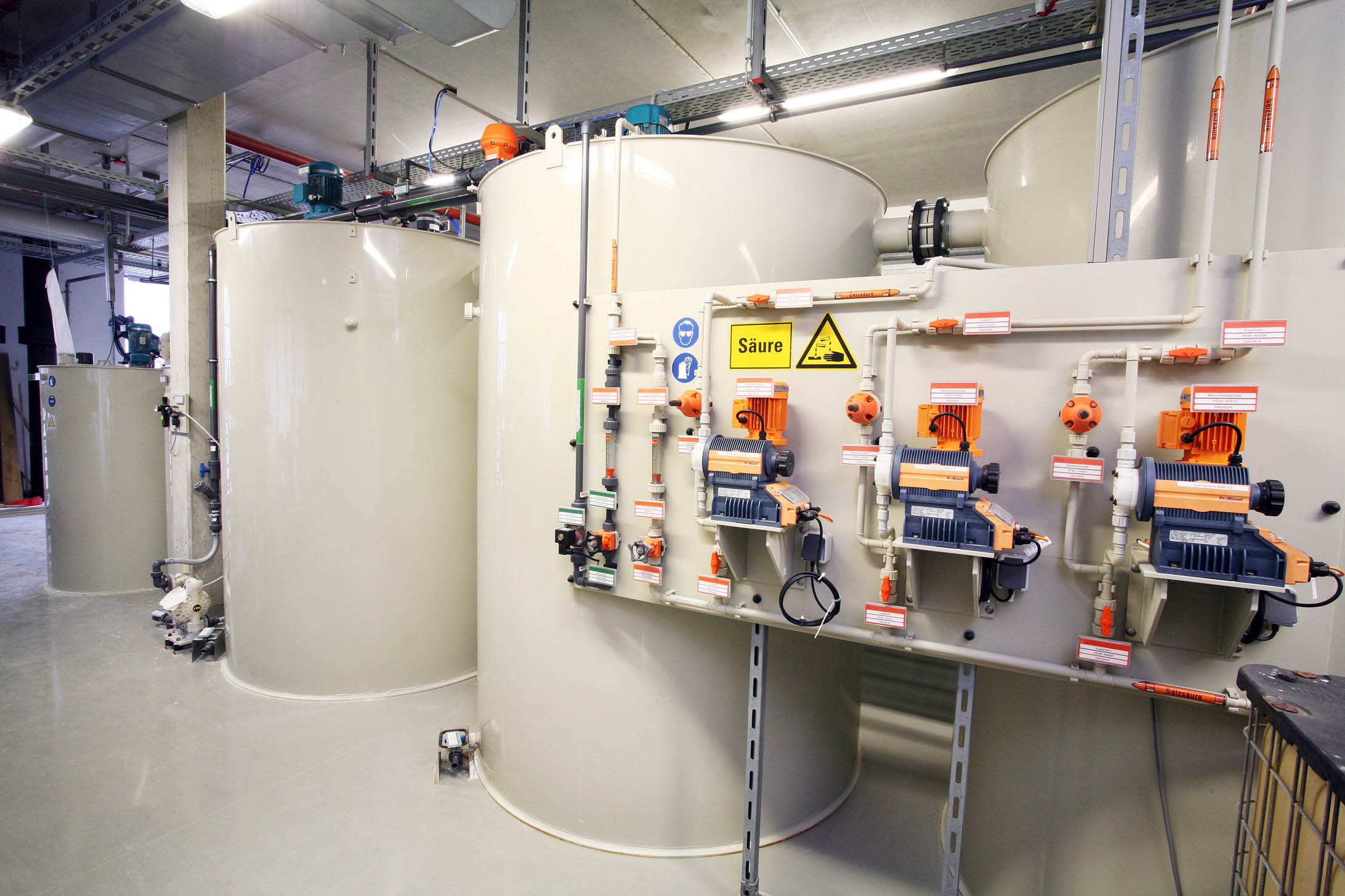 Anlage zur Fällung / Flockung: Ziel beider Verfahren ist es, gelöste bzw. nicht abtrennbare Wasserinhaltsstoffe in eine abtrennbare Form zu überführen.