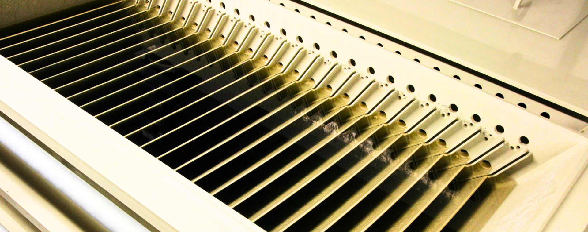 In Sedimentationsanlagen werden Wasserinhaltsstoffe durch Absetzen abgetrennt.